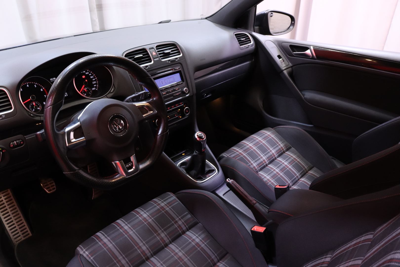 Volkswagen - GOLF - GTI 2,0 155 kW (210hv) // Top-Sport varustelu / Sport-alusta / Sporttipenkit / P. tutkat / Ilmastointi / Sporttiratti // - Viistoperä