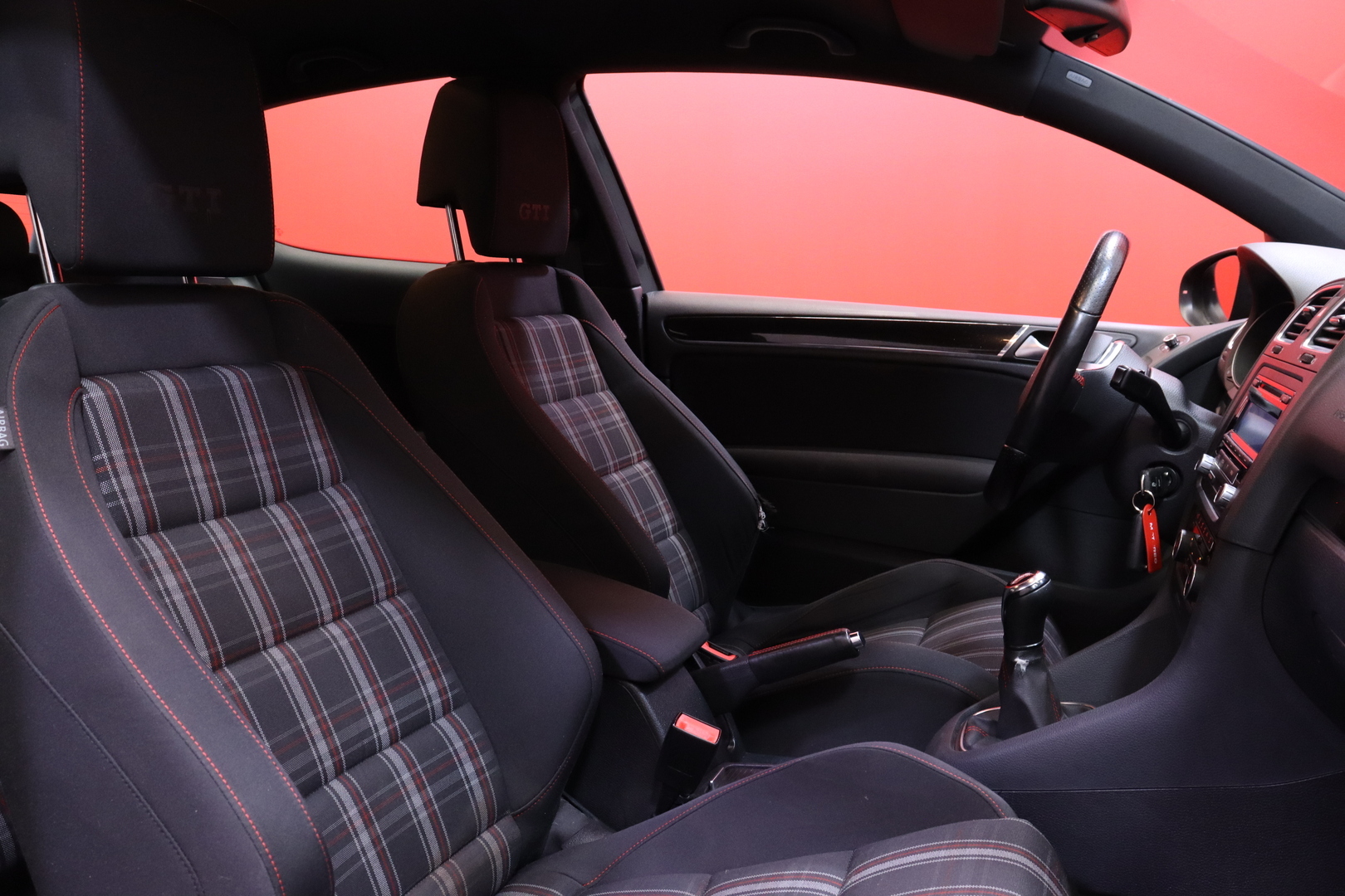 Volkswagen - GOLF - GTI 2,0 155 kW (210hv) // Top-Sport varustelu / Sport-alusta / Sporttipenkit / P. tutkat / Ilmastointi / Sporttiratti // - Viistoperä