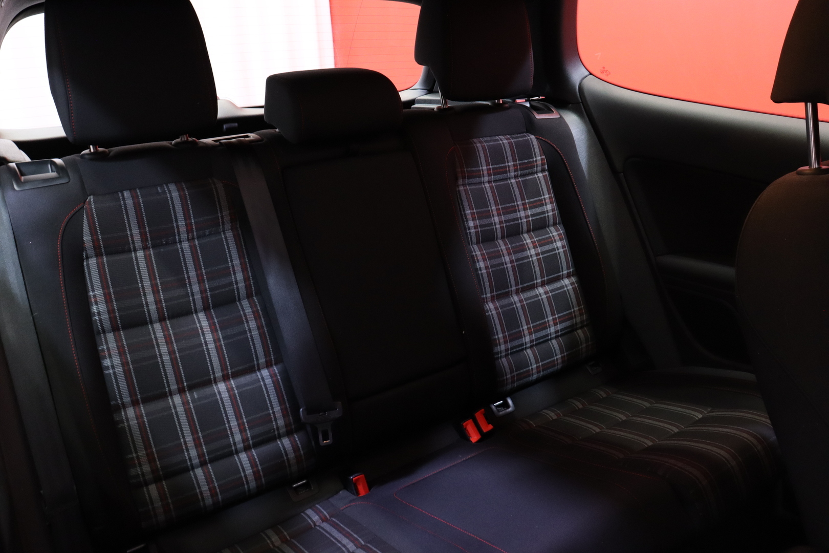 Volkswagen - GOLF - GTI 2,0 155 kW (210hv) // Top-Sport varustelu / Sport-alusta / Sporttipenkit / P. tutkat / Ilmastointi / Sporttiratti // - Viistoperä