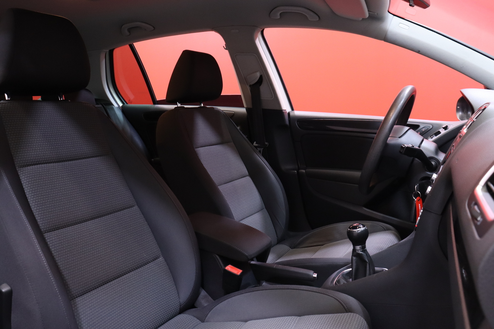 Volkswagen - Golf - 1,4 TSI 90 kW / MYYDÄÄN HUUTOKAUPAT.COM /  4-ovinen // Vakkari / Xenon / Radio / 2x vanteet ja renkaat // - Viistoperä