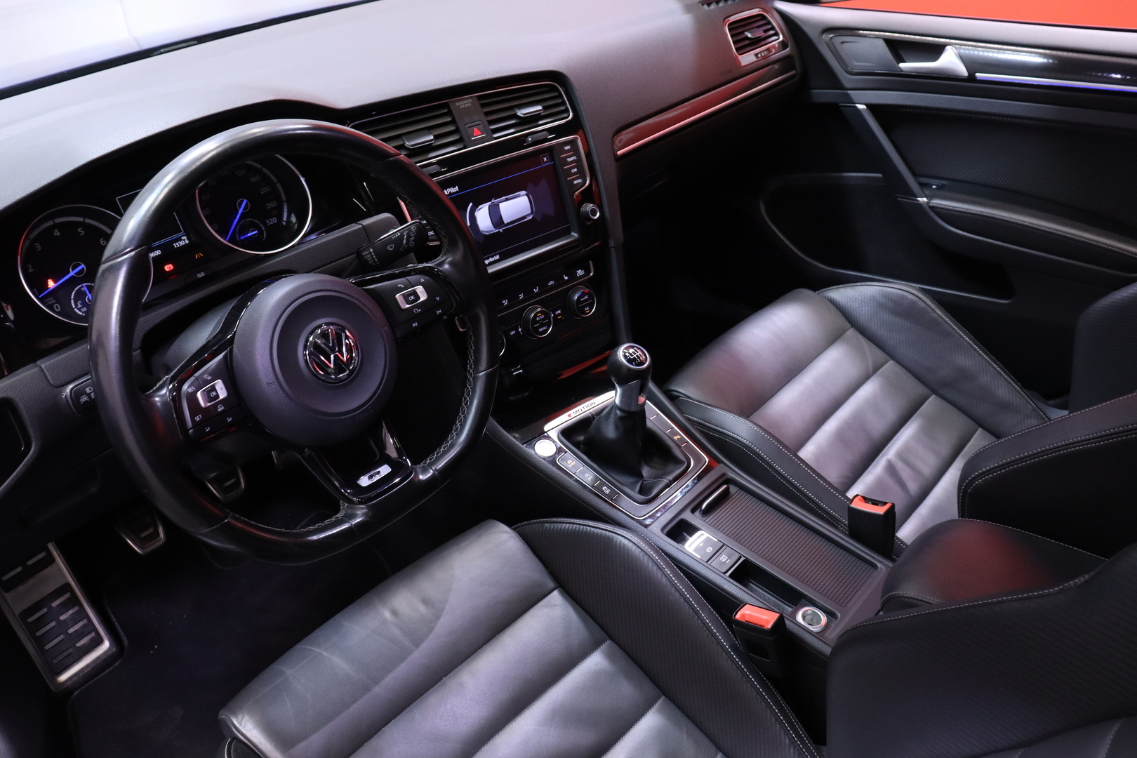 Volkswagen - Golf - R 2.0TSI 4Motion // DCC-alusta / Dynaudio / Kattoluukku / AppConnect / Keyless / P-Kamera / Tutkat / BLIS / Navi // - Viistoperä