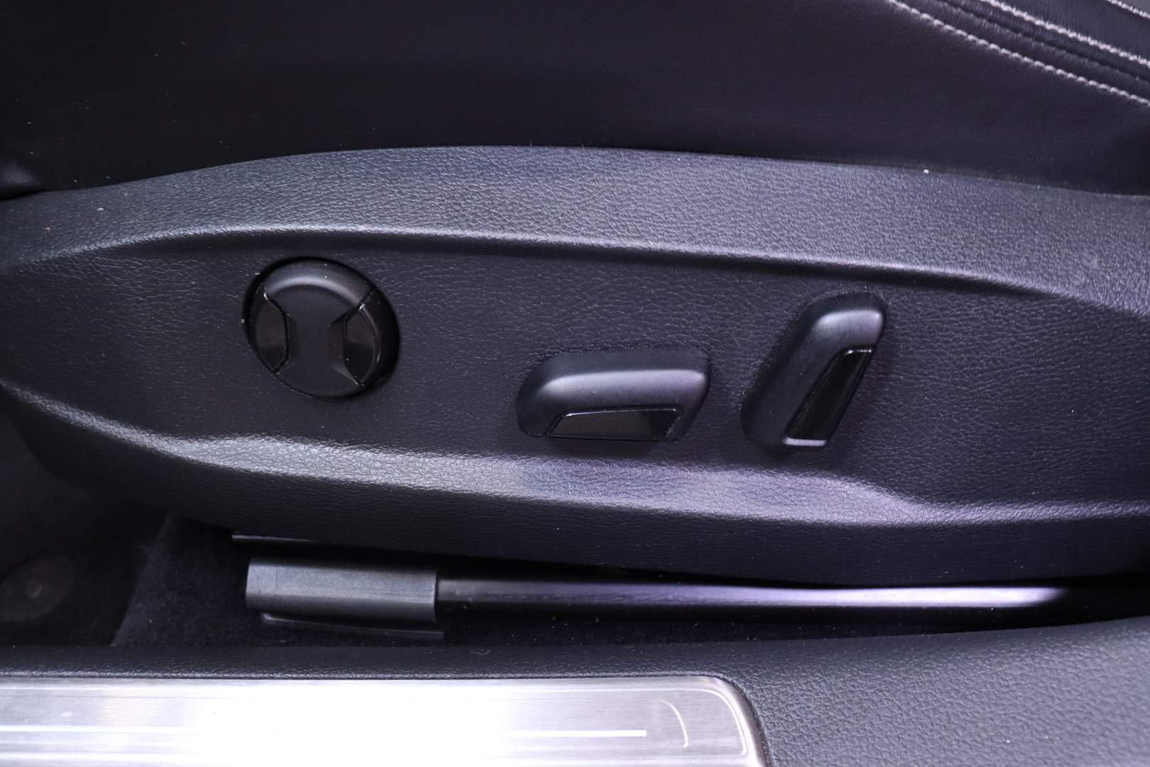 Volkswagen - Golf - R 2.0TSI 4Motion // DCC-alusta / Dynaudio / Kattoluukku / AppConnect / Keyless / P-Kamera / Tutkat / BLIS / Navi // - Viistoperä
