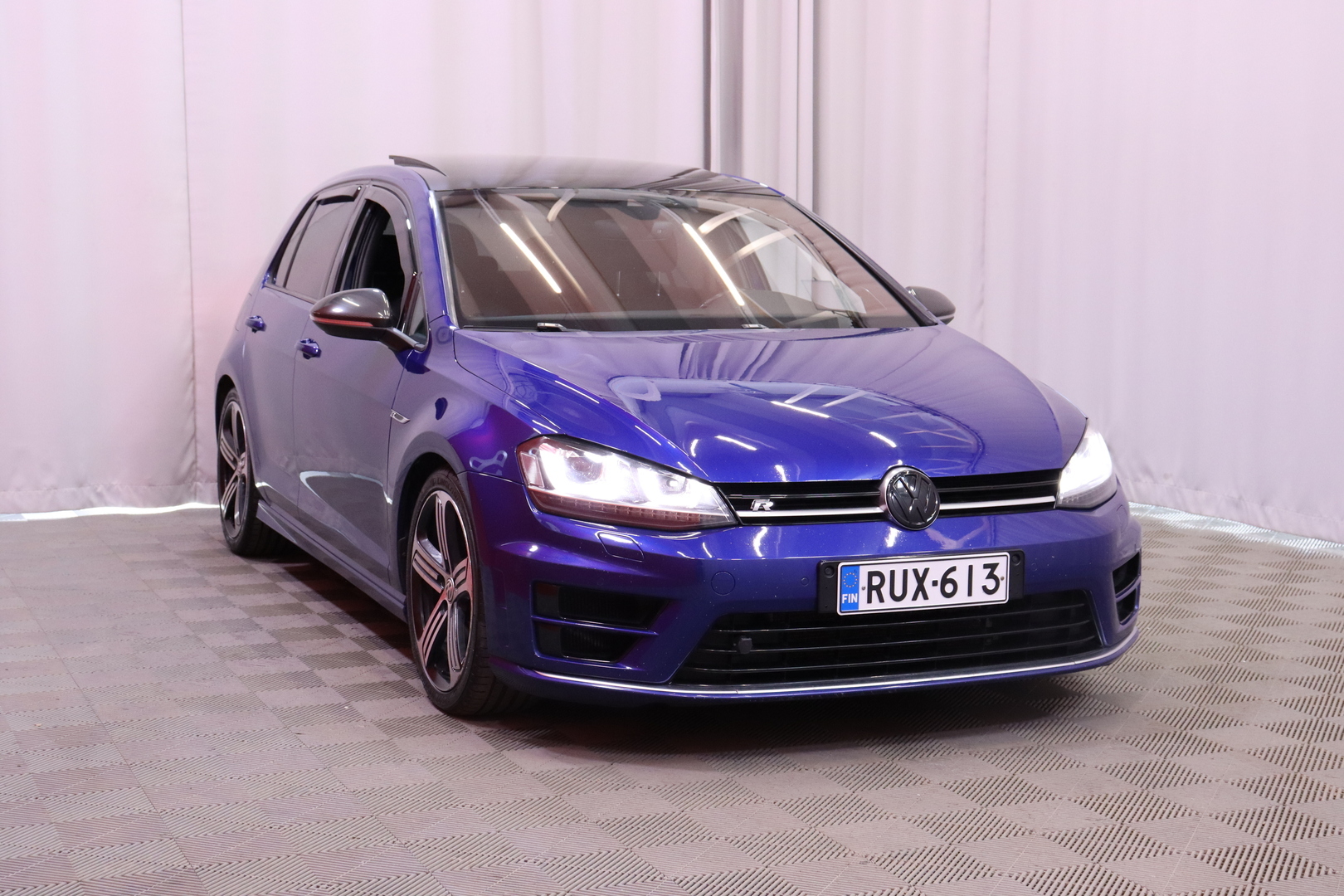 Volkswagen - Golf - R 2.0TSI 4Motion // DCC-alusta / Dynaudio / Kattoluukku / AppConnect / Keyless / P-Kamera / Tutkat / BLIS / Navi // - Viistoperä