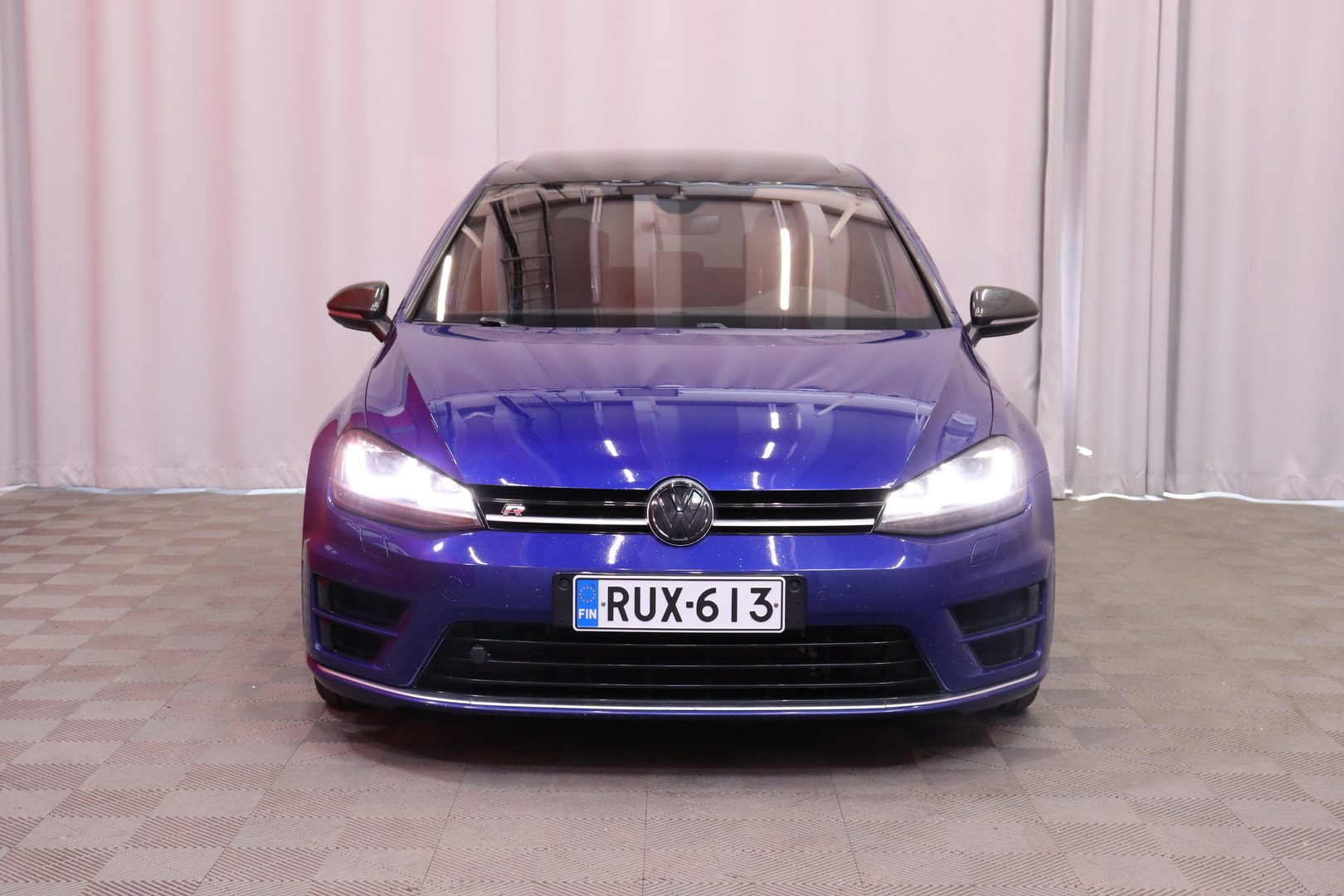 Volkswagen - Golf - R 2.0TSI 4Motion // DCC-alusta / Dynaudio / Kattoluukku / AppConnect / Keyless / P-Kamera / Tutkat / BLIS / Navi // - Viistoperä
