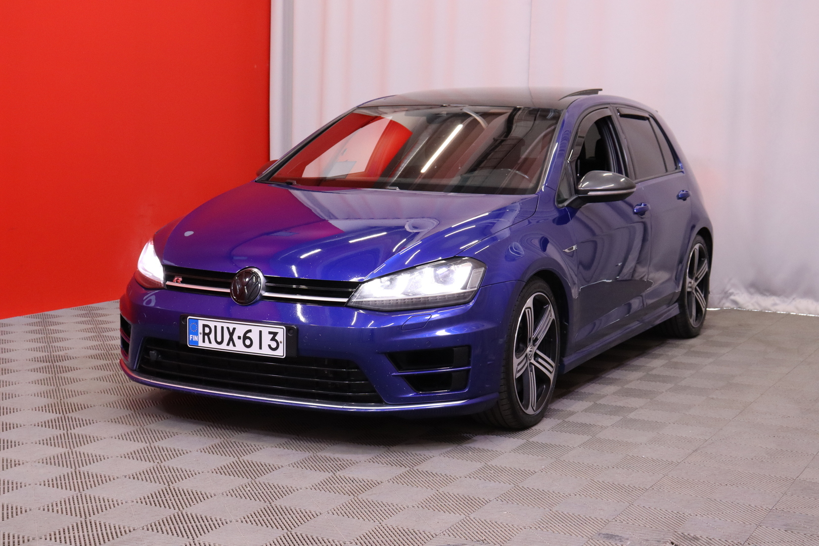 Volkswagen - Golf - R 2.0TSI 4Motion // DCC-alusta / Dynaudio / Kattoluukku / AppConnect / Keyless / P-Kamera / Tutkat / BLIS / Navi // - Viistoperä