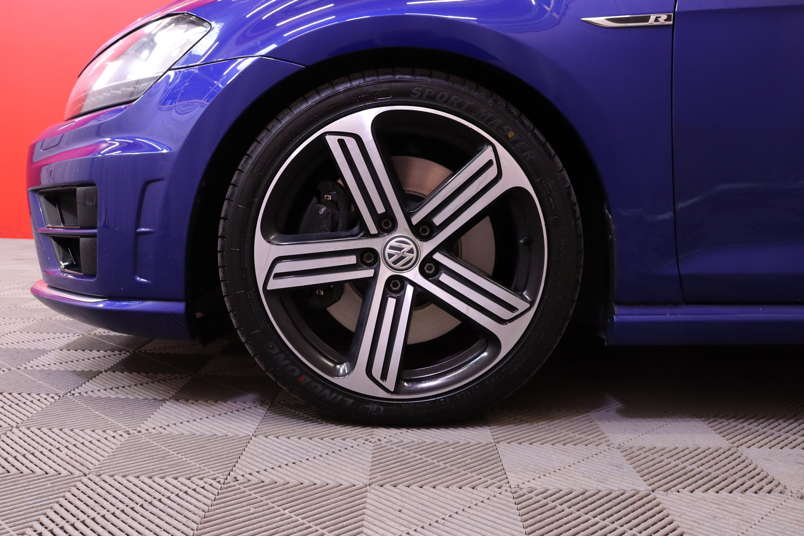Volkswagen - Golf - R 2.0TSI 4Motion // DCC-alusta / Dynaudio / Kattoluukku / AppConnect / Keyless / P-Kamera / Tutkat / BLIS / Navi // - Viistoperä