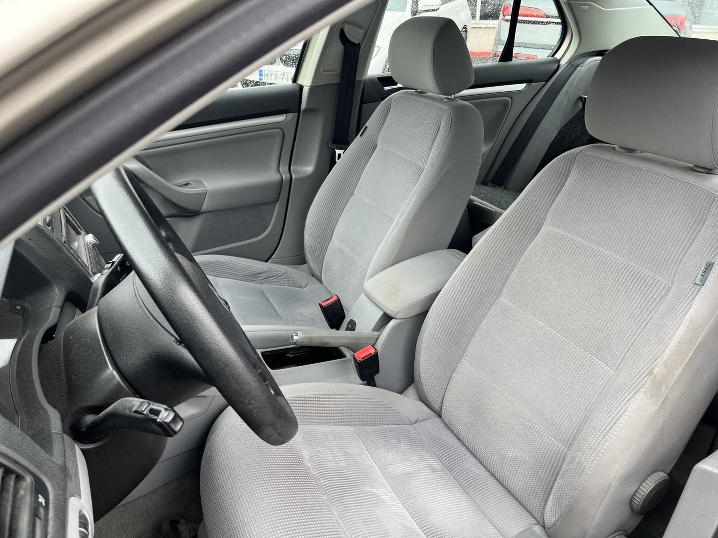 Volkswagen - Jetta - 1,6 75 kW Comfortline - Sedan
