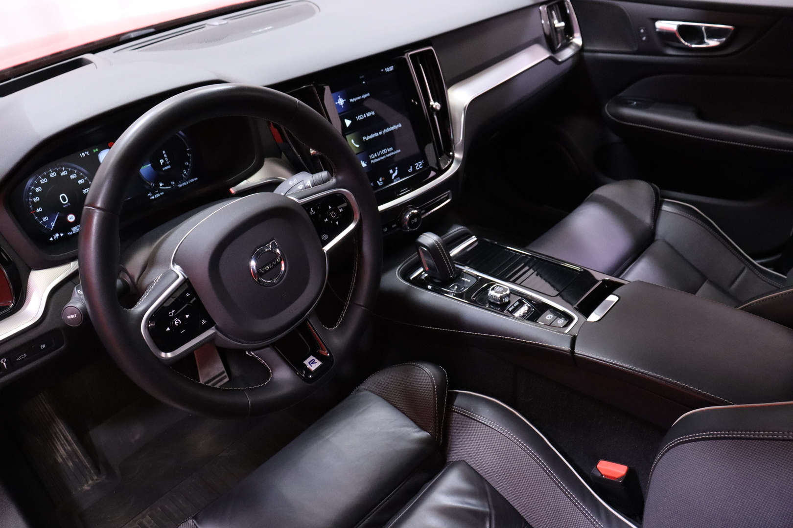 Volvo - S60 - T8 TwE AWD Business R-Design aut // HUD / Harman&Kardon / Webasto / VOC / 360º / Carplay / LED / BLIS / Navi / koukku // - Sedan