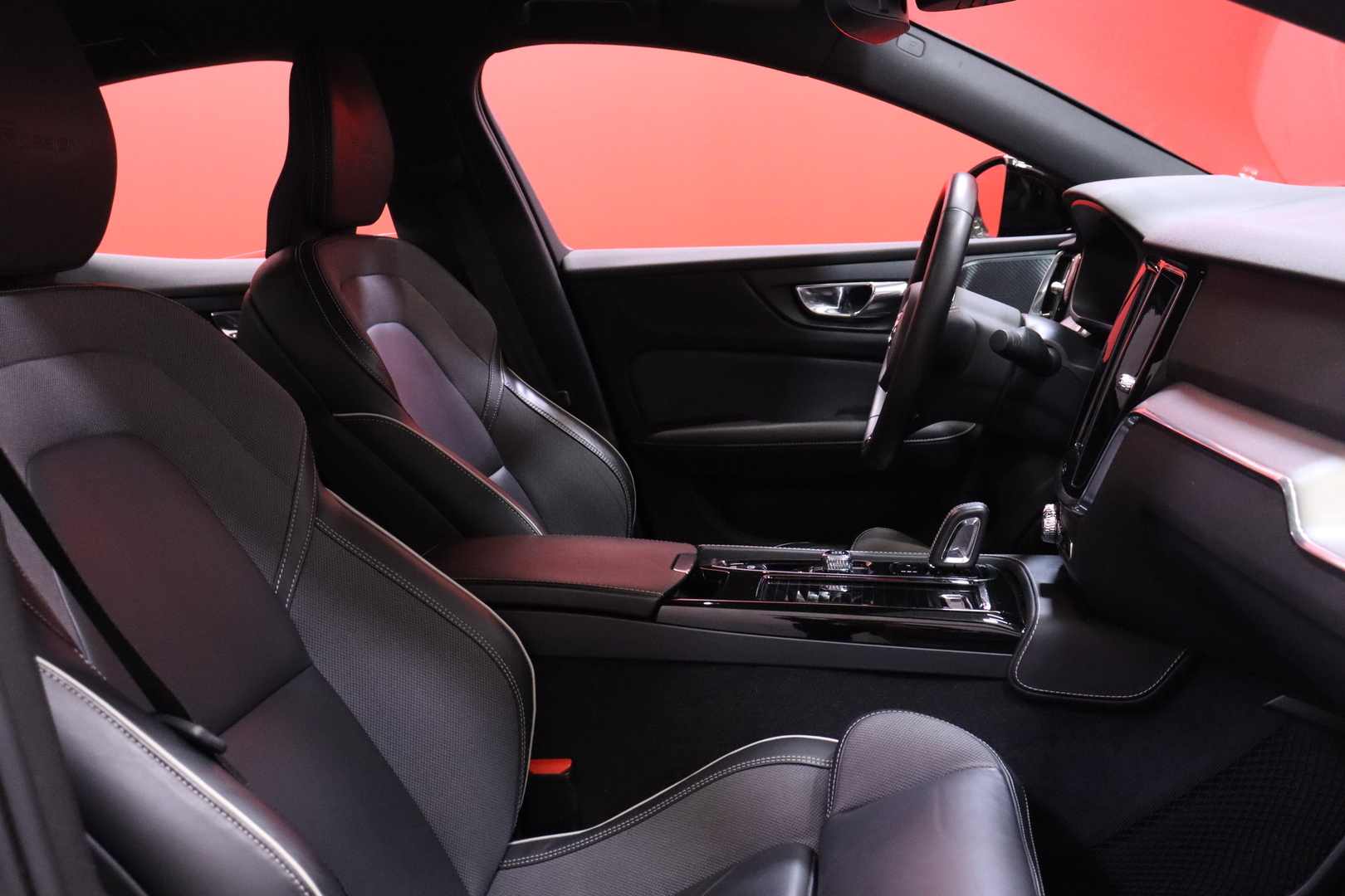 Volvo - S60 - T8 TwE AWD Business R-Design aut // HUD / Harman&Kardon / Webasto / VOC / 360º / Carplay / LED / BLIS / Navi / koukku // - Sedan
