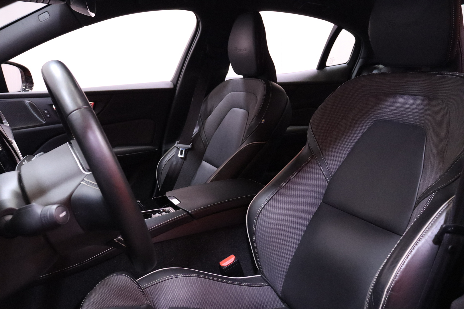 Volvo - S60 - T8 TwE AWD Business R-Design aut // HUD / Harman&Kardon / Webasto / VOC / 360º / Carplay / LED / BLIS / Navi / koukku // - Sedan