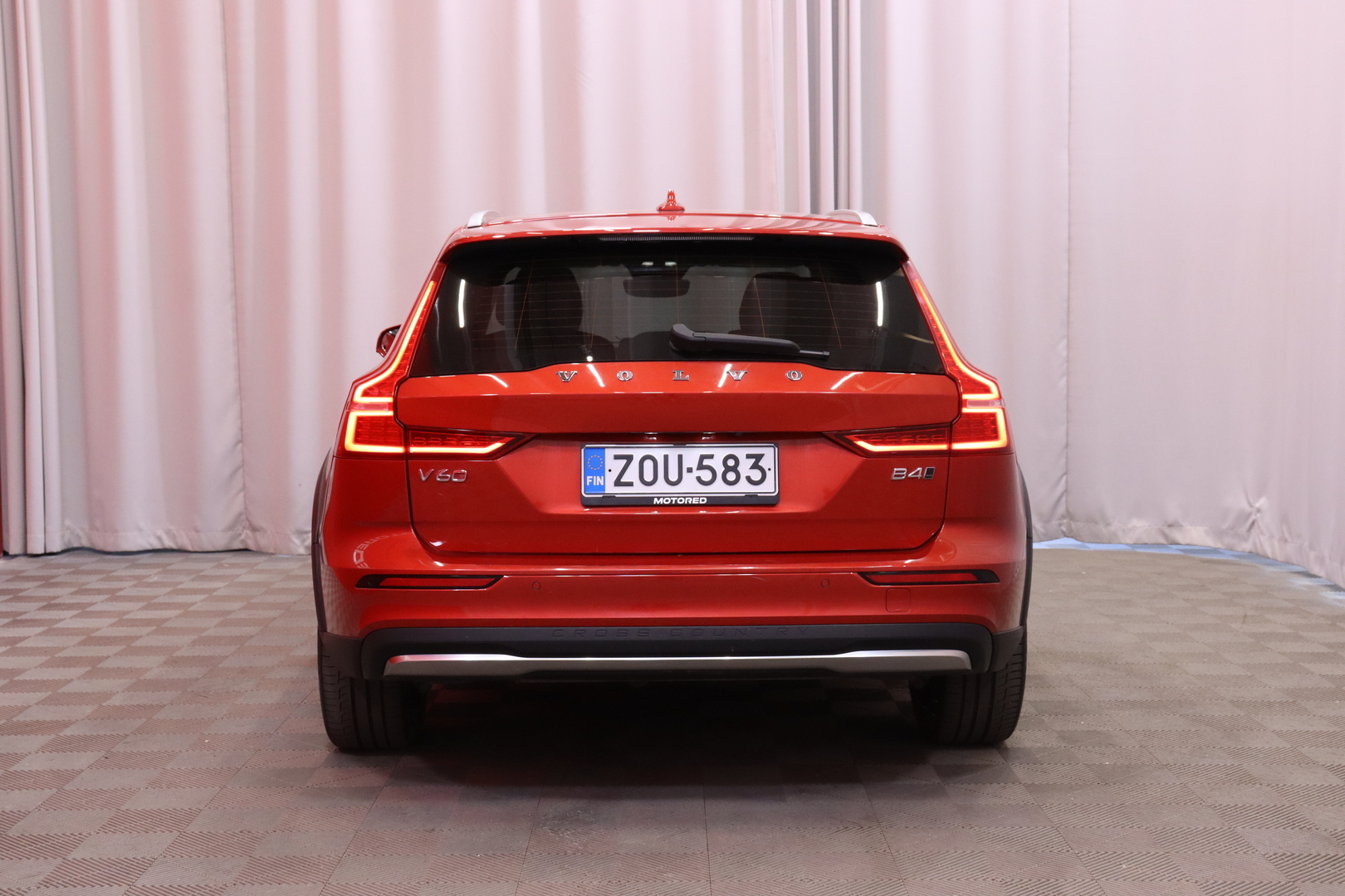 Volvo - V60 Cross Country - B4 AWD D-MHEV Business Plus aut // 1.om Suomi-auto / Merkkihuollettu / ACC / VOC / PA-lämmitin / H&K / Koukku // - Farmari