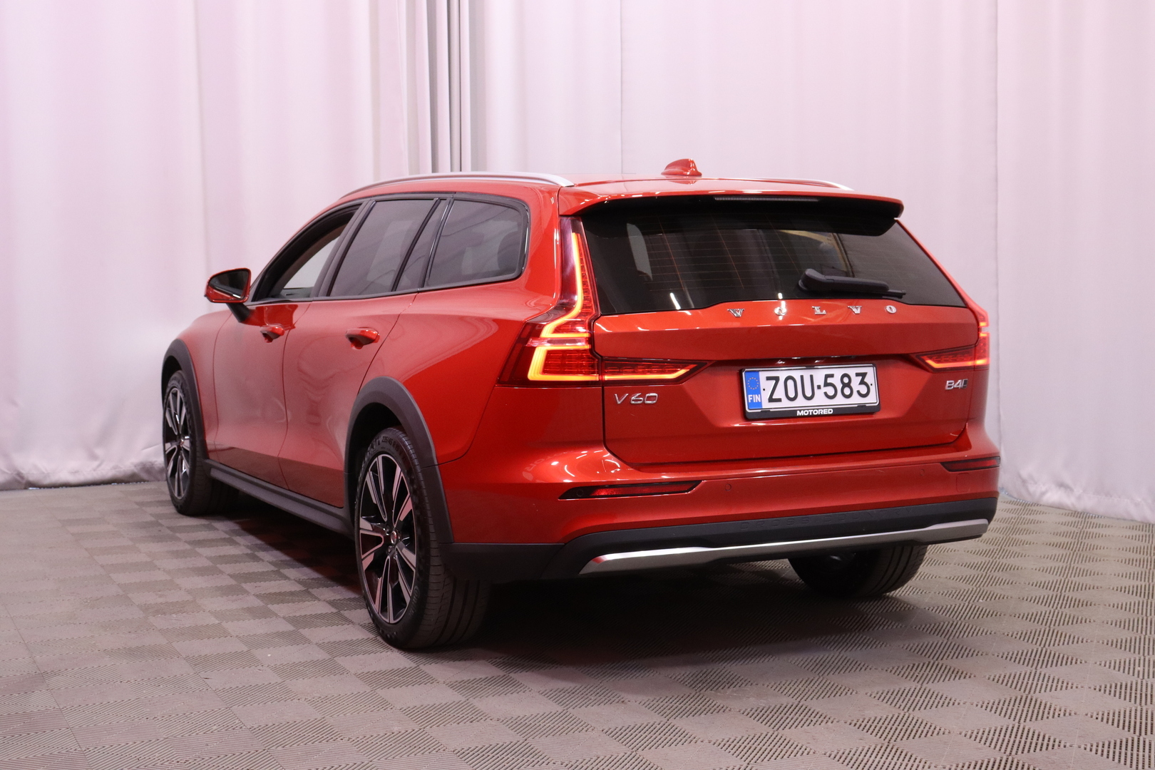 Volvo - V60 Cross Country - B4 AWD D-MHEV Business Plus aut // 1.om Suomi-auto / Merkkihuollettu / ACC / VOC / PA-lämmitin / H&K / Koukku // - Farmari