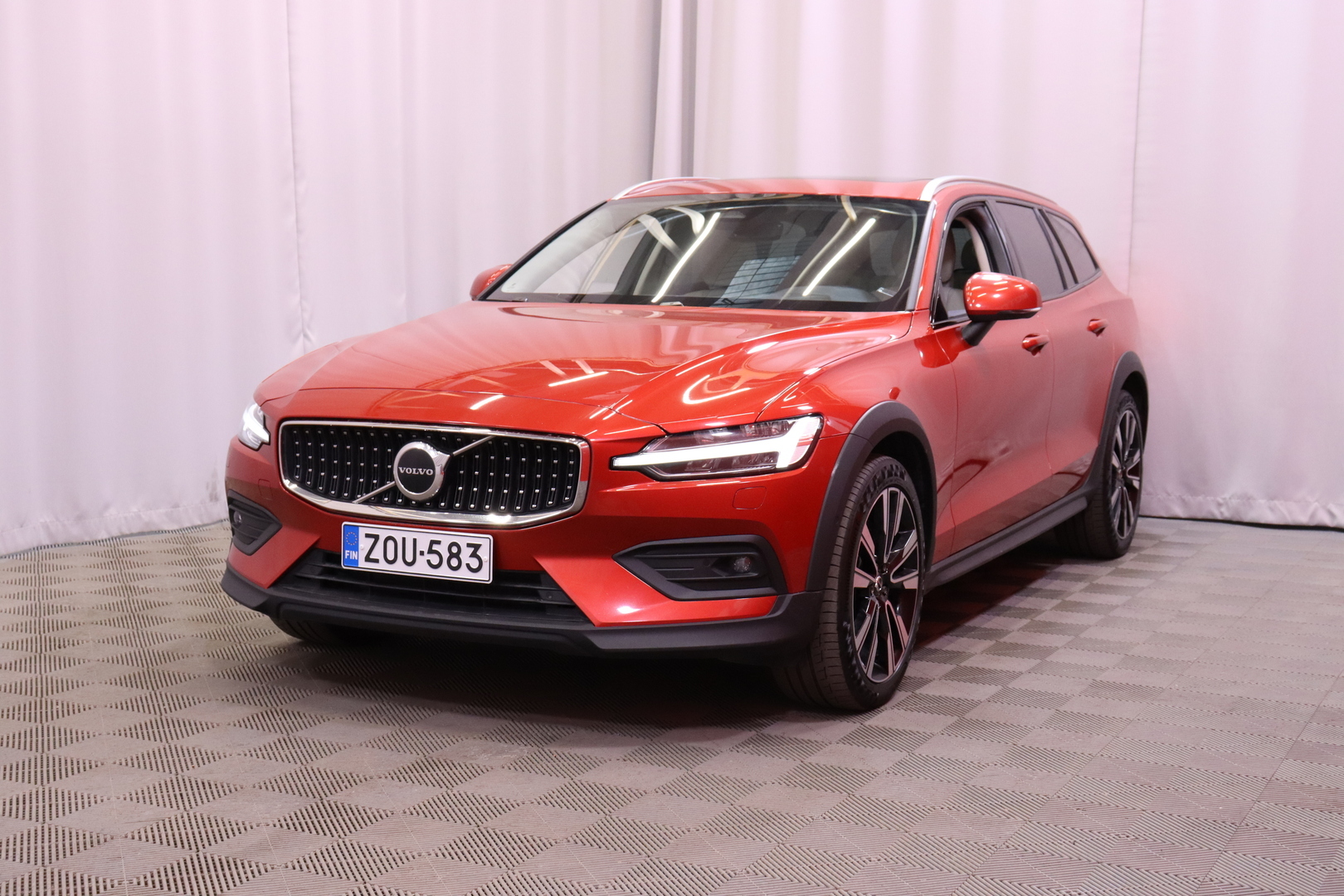 Volvo - V60 Cross Country - B4 AWD D-MHEV Business Plus aut // 1.om Suomi-auto / Merkkihuollettu / ACC / VOC / PA-lämmitin / H&K / Koukku // - Farmari