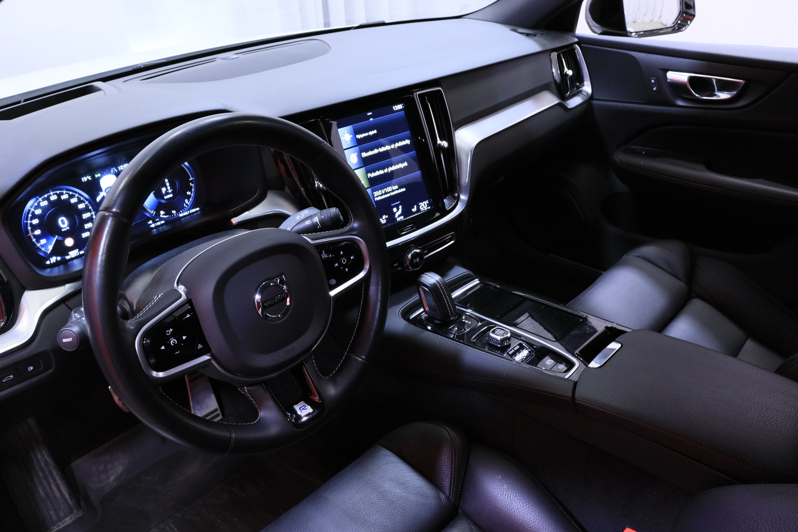Volvo - V60 - T8 TwE AWD R-Design aut / Webasto / VOC / 360° / Pilot assist / HUD / LED High Level / Dynamic alusta / - Farmari