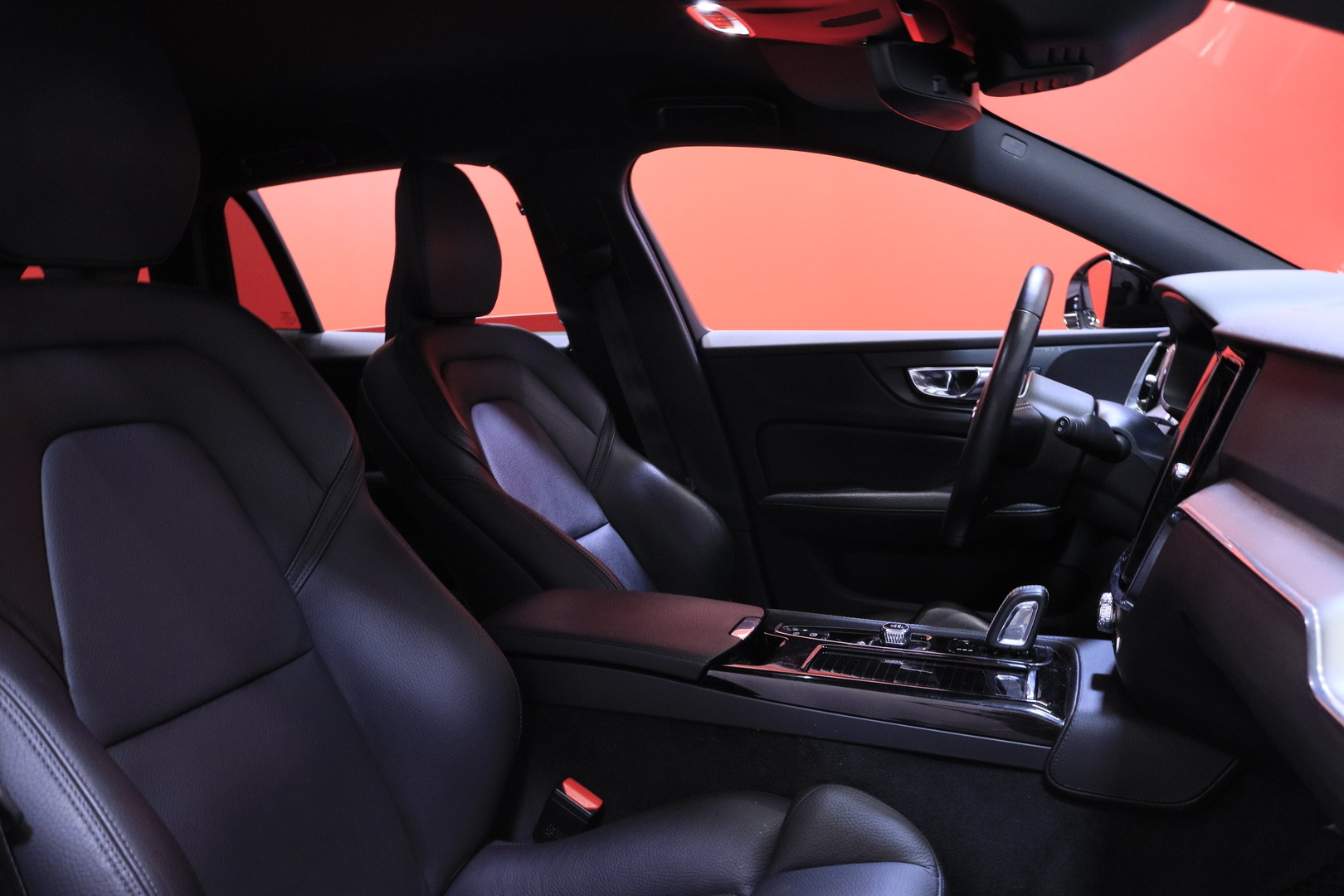 Volvo - V60 - T8 TwE AWD R-Design aut / Webasto / VOC / 360° / Pilot assist / HUD / LED High Level / Dynamic alusta / - Farmari