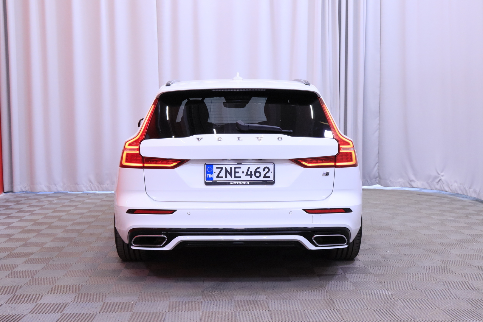 Volvo - V60 - T8 TwE AWD R-Design aut / Webasto / VOC / 360° / Pilot assist / HUD / LED High Level / Dynamic alusta / - Farmari