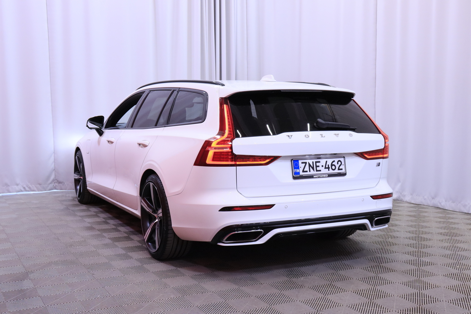 Volvo - V60 - T8 TwE AWD R-Design aut / Webasto / VOC / 360° / Pilot assist / HUD / LED High Level / Dynamic alusta / - Farmari
