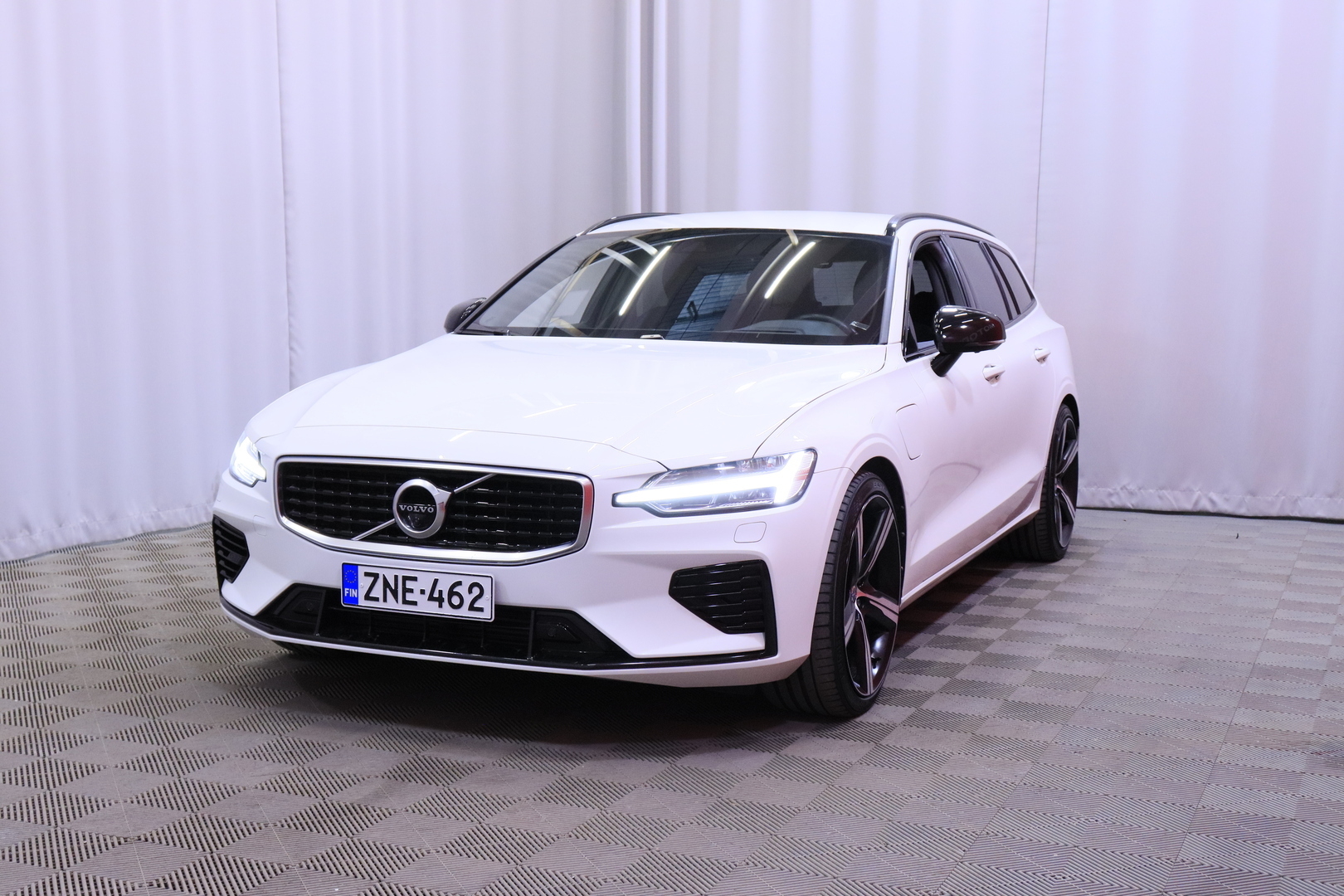 Volvo - V60 - T8 TwE AWD R-Design aut / Webasto / VOC / 360° / Pilot assist / HUD / LED High Level / Dynamic alusta / - Farmari