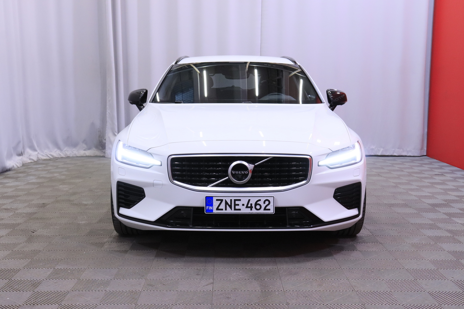 Volvo - V60 - T8 TwE AWD R-Design aut / Webasto / VOC / 360° / Pilot assist / HUD / LED High Level / Dynamic alusta / - Farmari