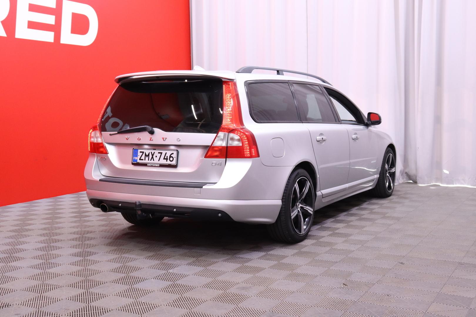 Volvo - V70 - D4 R-Design aut // Webasto / Koukku / Nahat / Keyless / Navi // - Farmari