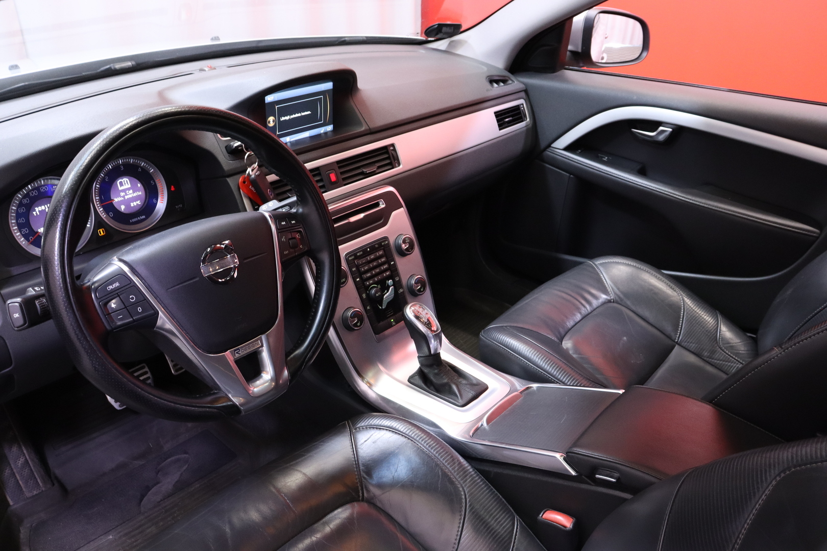 Volvo - V70 - D4 R-Design aut // Webasto / Koukku / Nahat / Keyless / Navi // - Farmari
