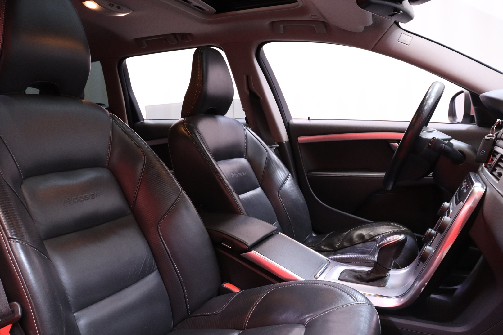 Volvo - V70 - D4 R-Design aut // Webasto / Koukku / Nahat / Keyless / Navi // - Farmari