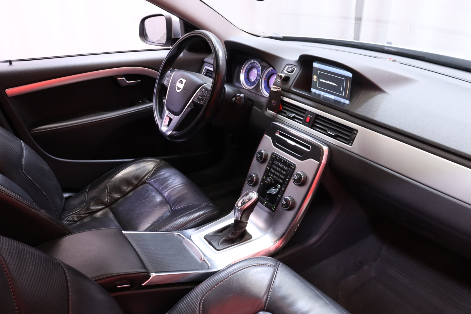Volvo - V70 - D4 R-Design aut // Webasto / Koukku / Nahat / Keyless / Navi // - Farmari