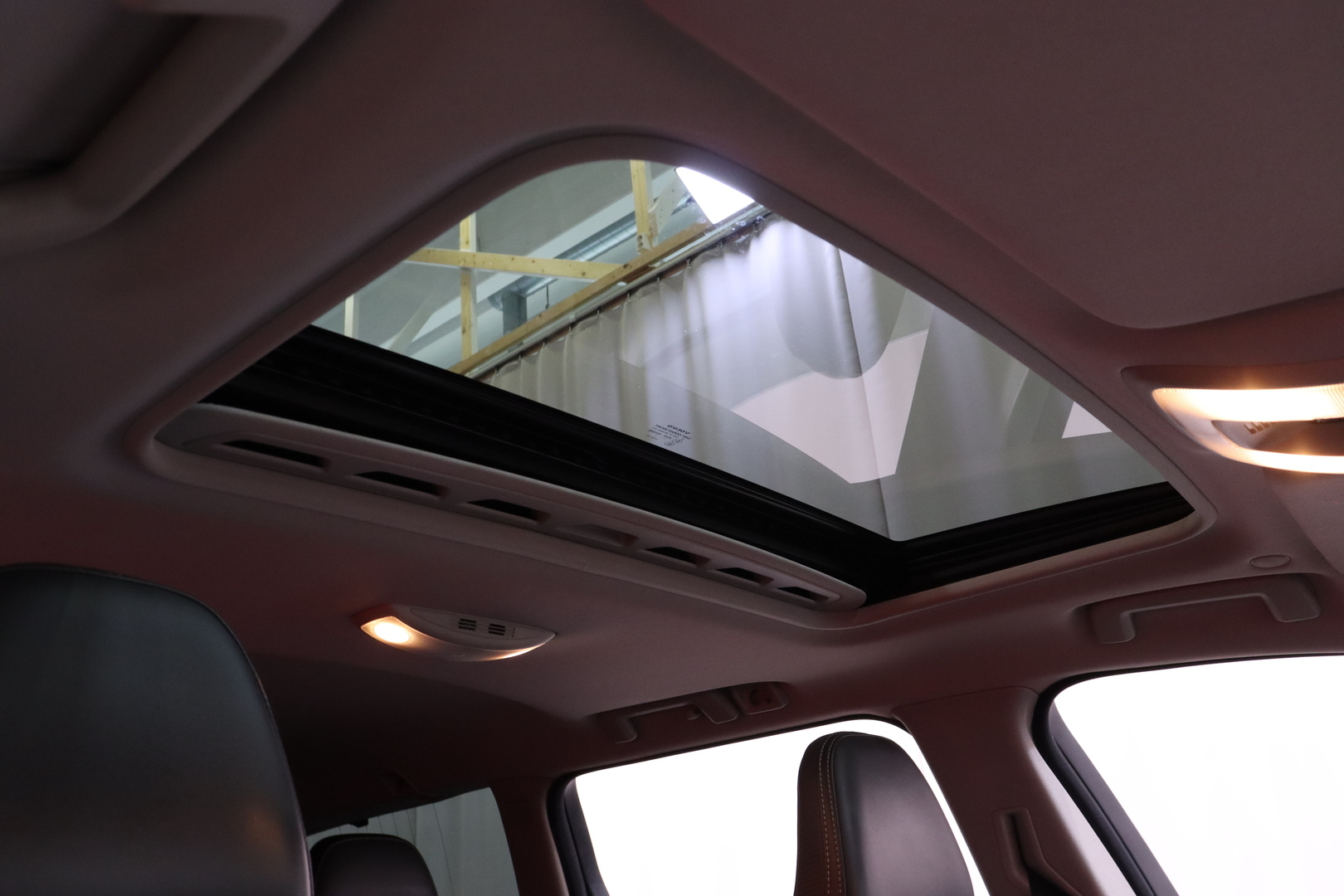 Volvo - V70 - D4 R-Design aut // Webasto / Koukku / Nahat / Keyless / Navi // - Farmari