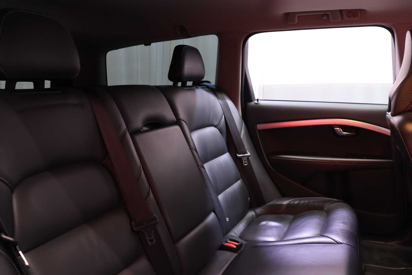 Volvo - V70 - D4 R-Design aut // Webasto / Koukku / Nahat / Keyless / Navi // - Farmari