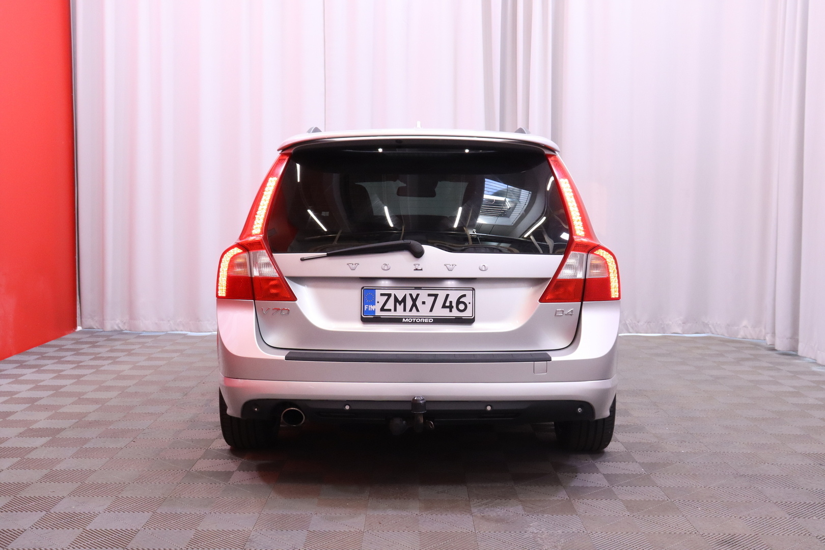 Volvo - V70 - D4 R-Design aut // Webasto / Koukku / Nahat / Keyless / Navi // - Farmari