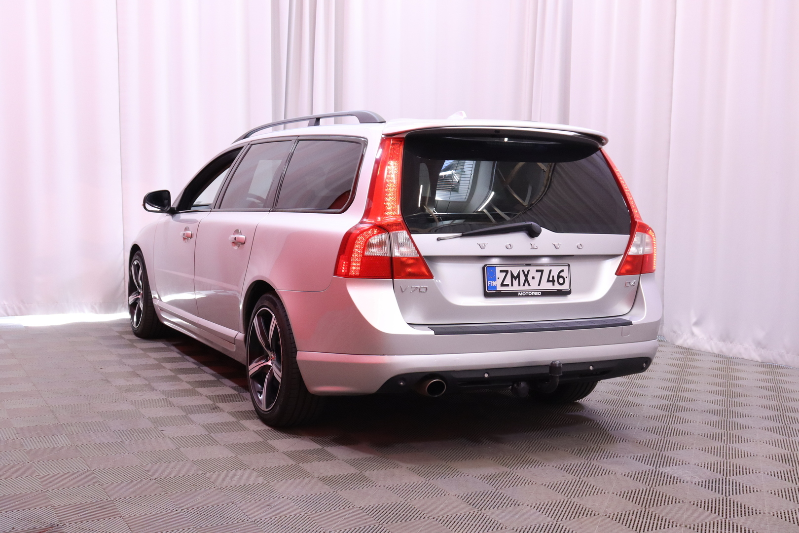 Volvo - V70 - D4 R-Design aut // Webasto / Koukku / Nahat / Keyless / Navi // - Farmari