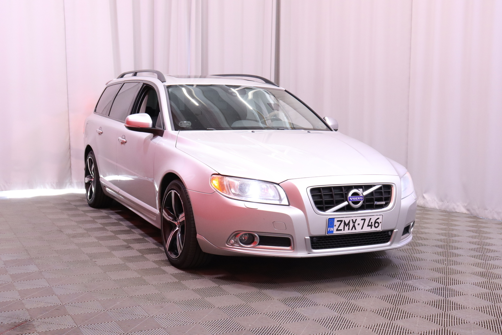Volvo - V70 - D4 R-Design aut // Webasto / Koukku / Nahat / Keyless / Navi // - Farmari