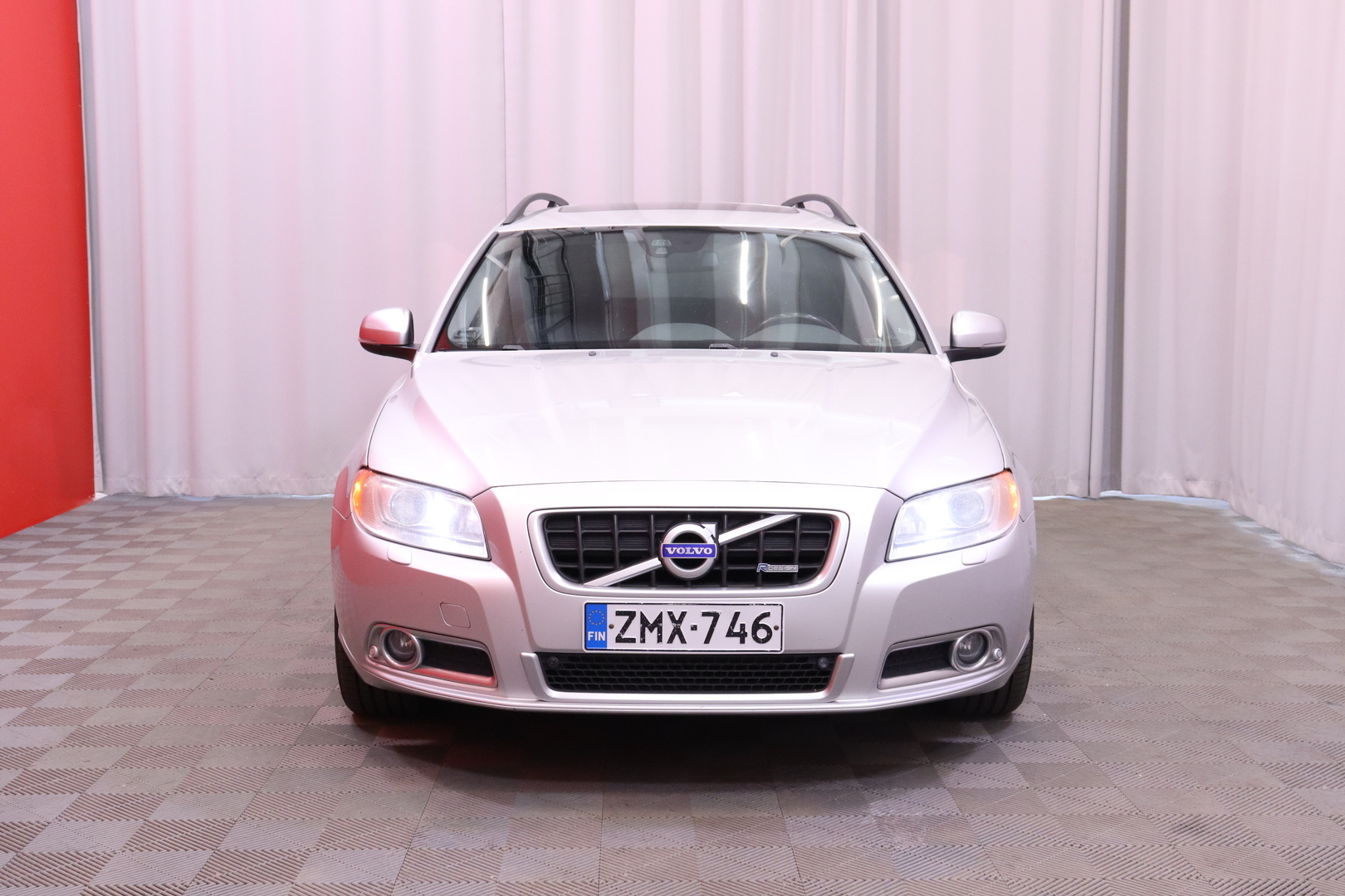 Volvo - V70 - D4 R-Design aut // Webasto / Koukku / Nahat / Keyless / Navi // - Farmari