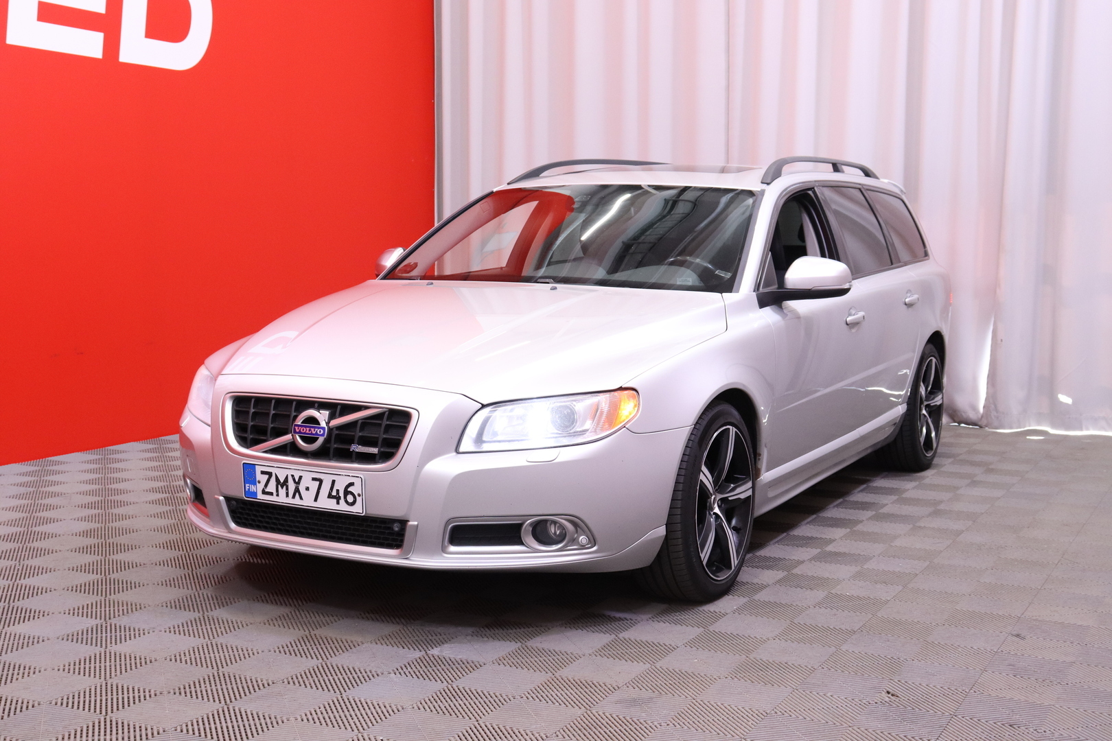 Volvo - V70 - D4 R-Design aut // Webasto / Koukku / Nahat / Keyless / Navi // - Farmari