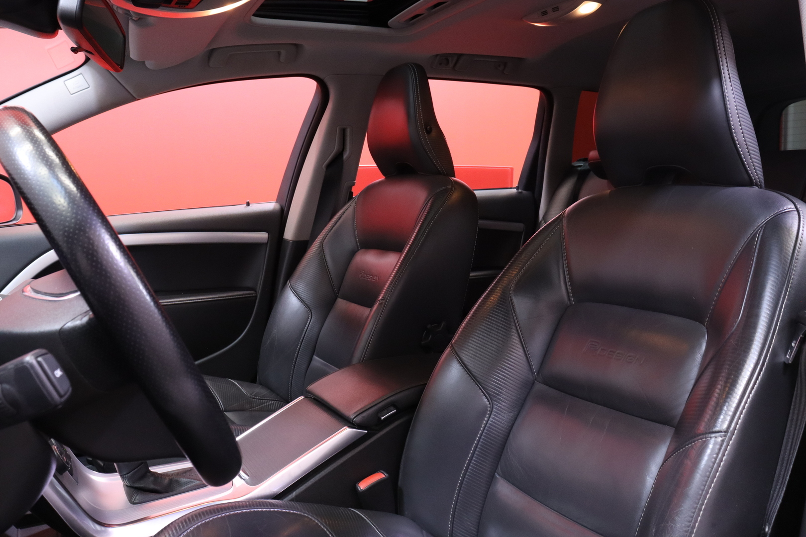 Volvo - V70 - D4 R-Design aut // Webasto / Koukku / Nahat / Keyless / Navi // - Farmari