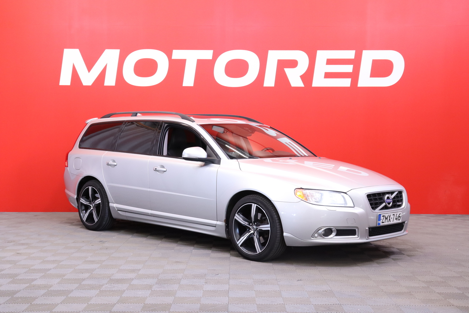 Volvo - V70 - D4 R-Design aut // Webasto / Koukku / Nahat / Keyless / Navi // - Farmari