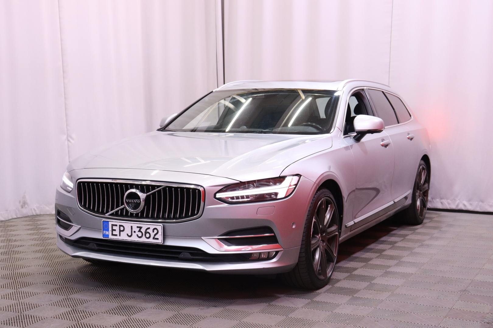 Volvo - V90 - D5 AWD Inscription aut // Bowers & Wilkins / Navi / 360° / ACC / Muistipenkit / HUD / LED/ Panorama // - Farmari