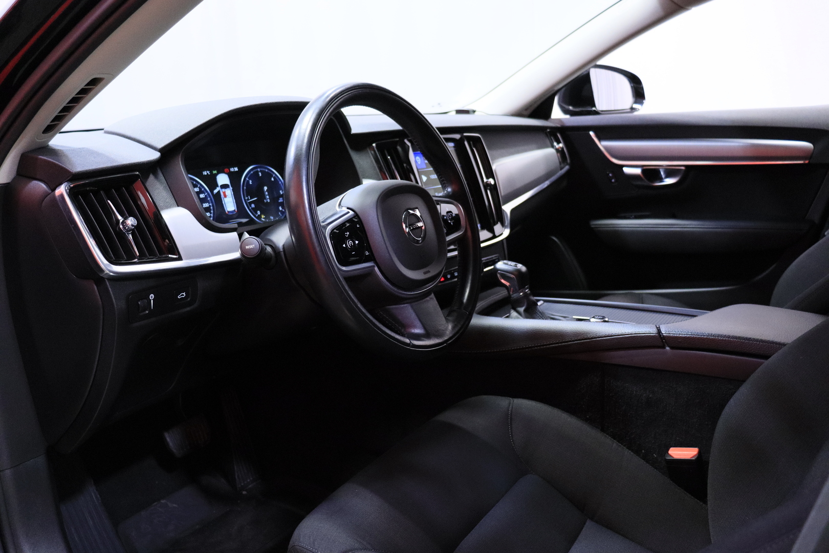 Volvo - V90 - D3 Momentum aut // Webasto / Pilot assist / VOC / P.Tutka / - Farmari