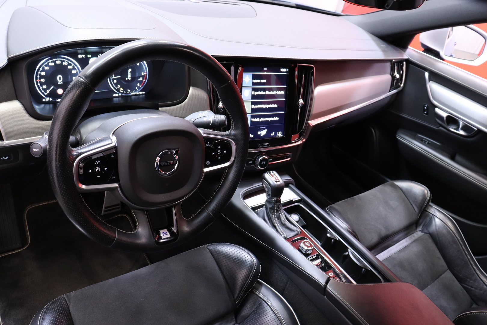 Volvo - V90 - D3 R-Design aut // LED / Adapt.vakkari / Pilot assist / Webasto / Koukku / VOC / Navi / Keyless / Tutkat / Lohkolämmitin - Farmari