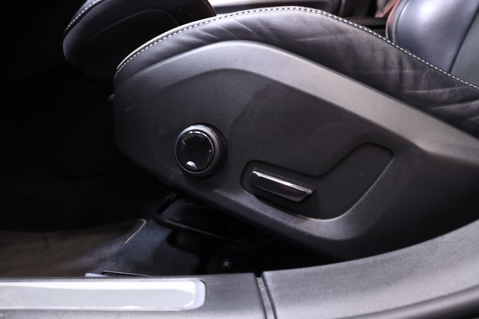 Volvo - V90 - D3 R-Design aut // LED / Adapt.vakkari / Pilot assist / Webasto / Koukku / VOC / Navi / Keyless / Tutkat / Lohkolämmitin - Farmari