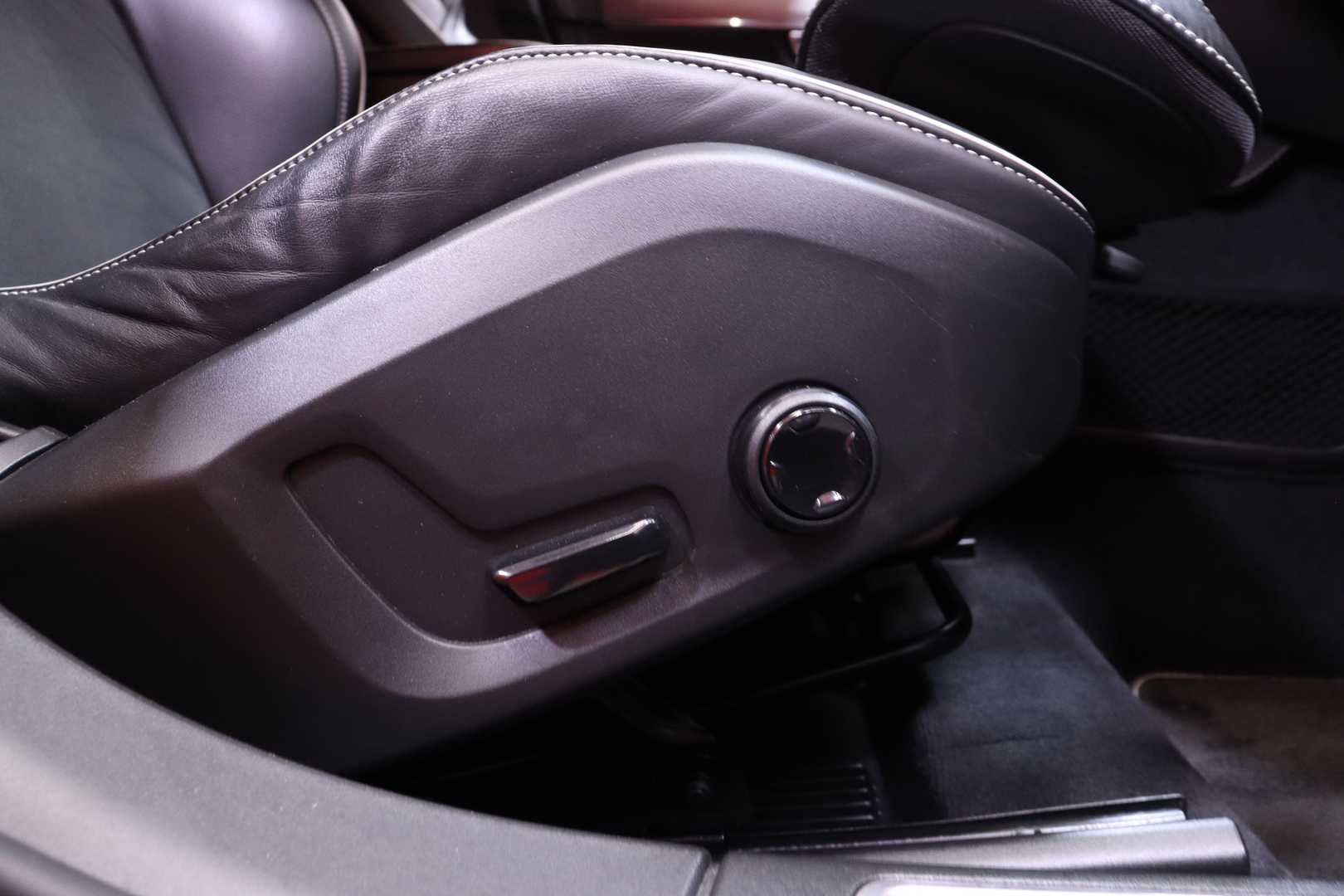 Volvo - V90 - D3 R-Design aut // LED / Adapt.vakkari / Pilot assist / Webasto / Koukku / VOC / Navi / Keyless / Tutkat / Lohkolämmitin - Farmari