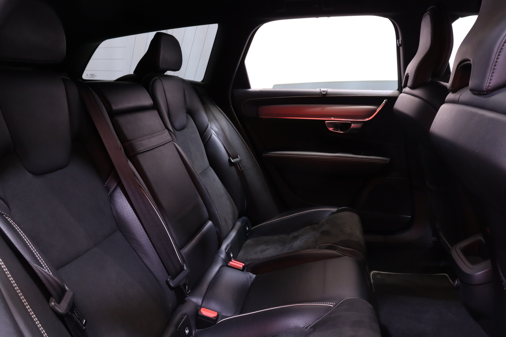 Volvo - V90 - D3 R-Design aut // LED / Adapt.vakkari / Pilot assist / Webasto / Koukku / VOC / Navi / Keyless / Tutkat / Lohkolämmitin - Farmari