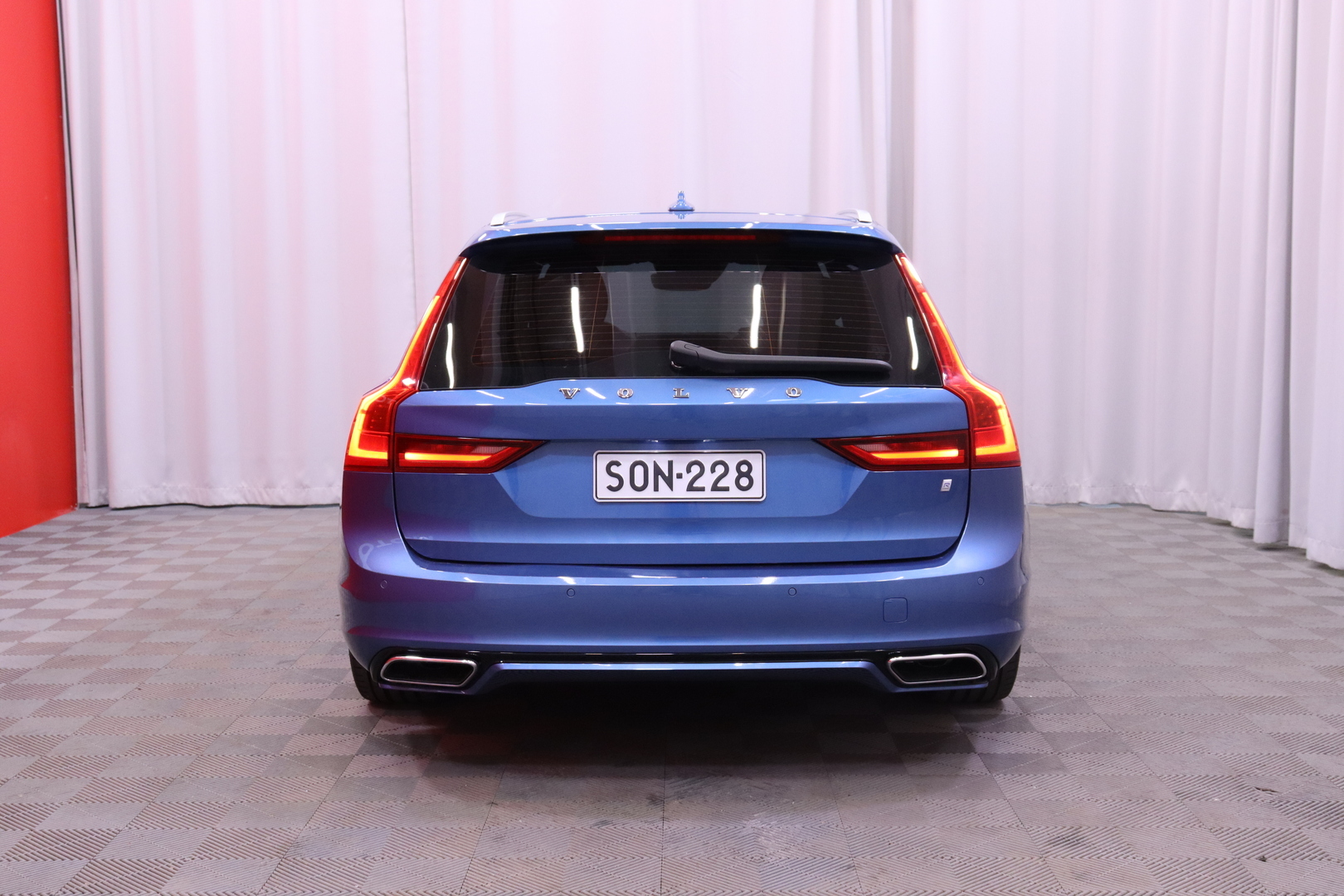 Volvo - V90 - D3 R-Design aut // LED / Adapt.vakkari / Pilot assist / Webasto / Koukku / VOC / Navi / Keyless / Tutkat / Lohkolämmitin - Farmari