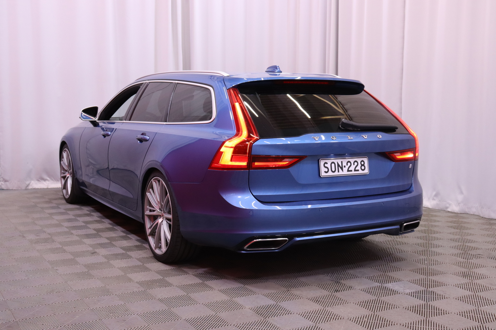 Volvo - V90 - D3 R-Design aut // LED / Adapt.vakkari / Pilot assist / Webasto / Koukku / VOC / Navi / Keyless / Tutkat / Lohkolämmitin - Farmari