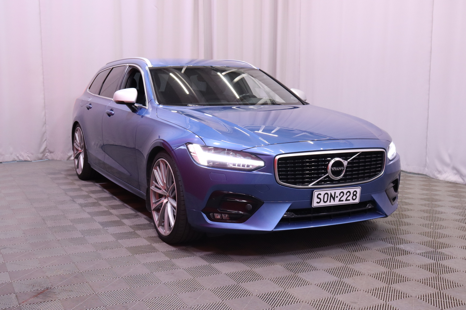 Volvo - V90 - D3 R-Design aut // LED / Adapt.vakkari / Pilot assist / Webasto / Koukku / VOC / Navi / Keyless / Tutkat / Lohkolämmitin - Farmari