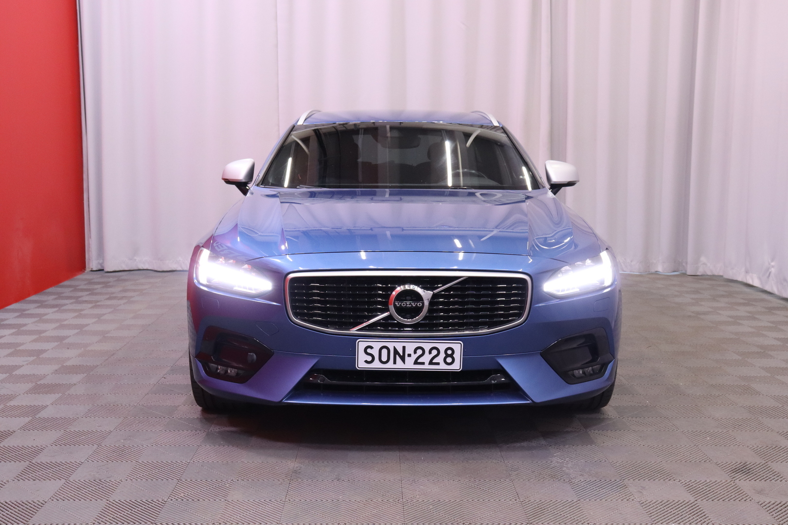 Volvo - V90 - D3 R-Design aut // LED / Adapt.vakkari / Pilot assist / Webasto / Koukku / VOC / Navi / Keyless / Tutkat / Lohkolämmitin - Farmari