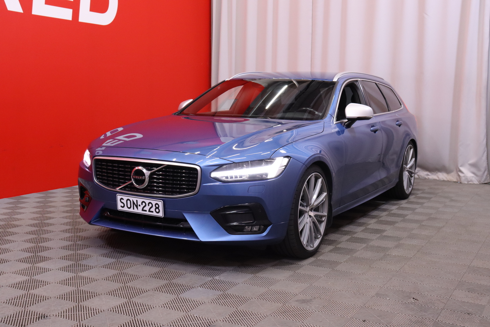 Volvo - V90 - D3 R-Design aut // LED / Adapt.vakkari / Pilot assist / Webasto / Koukku / VOC / Navi / Keyless / Tutkat / Lohkolämmitin - Farmari