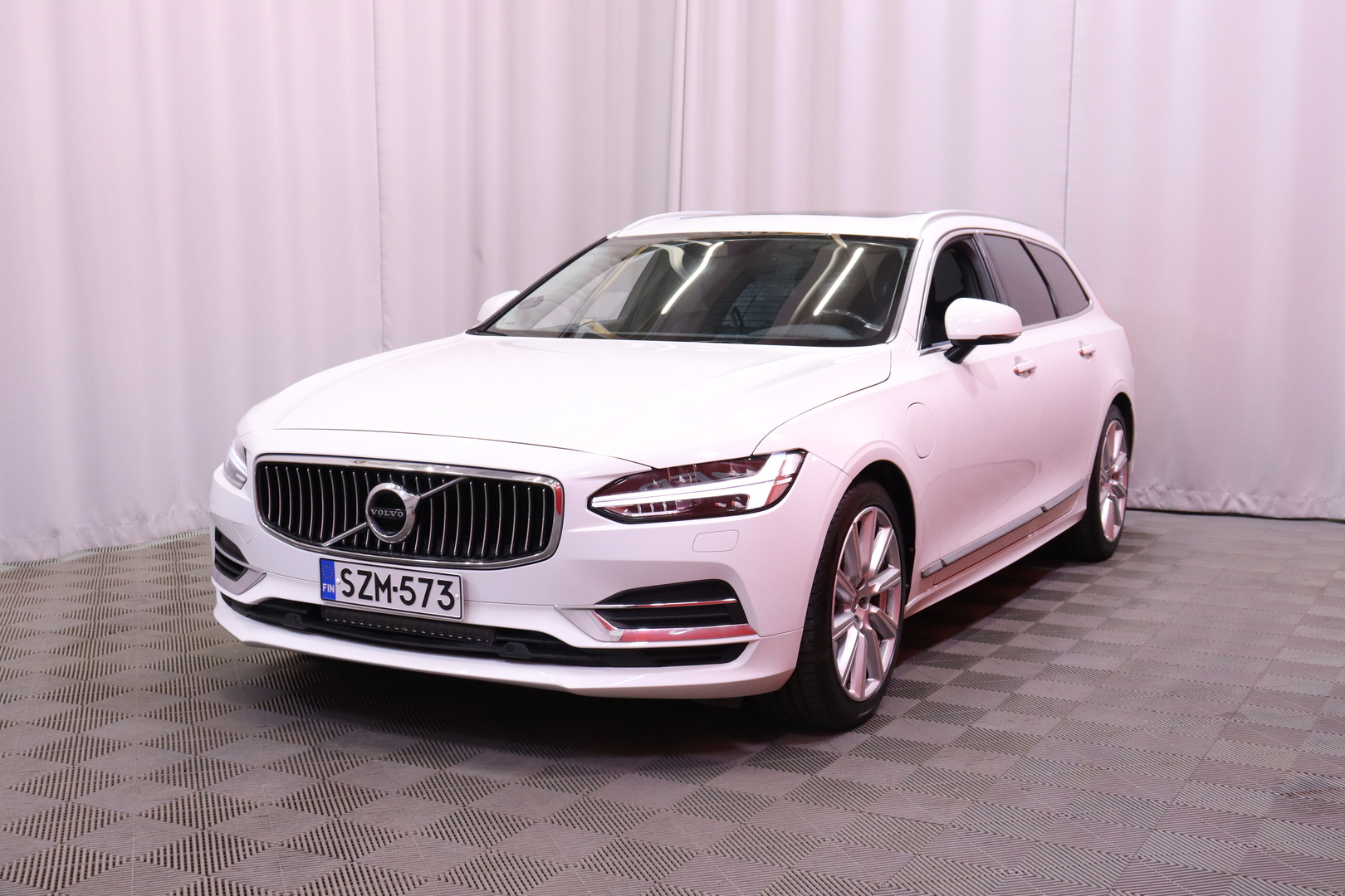 Volvo - V90 - T8 TwE AWD Inscription aut // Suomi-auto / Pilot Assist / AppleCarPlay / Panorama / ACC / Pa-lämmitin / BLIS // - Farmari
