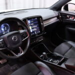 Volvo - XC40 - T5 Twin Engine R-Design Business aur // 1-om. Suomi-auto / Webasto / Pilot assist / VOC / H&K / Blis / 360° / LED // - Maastoauto