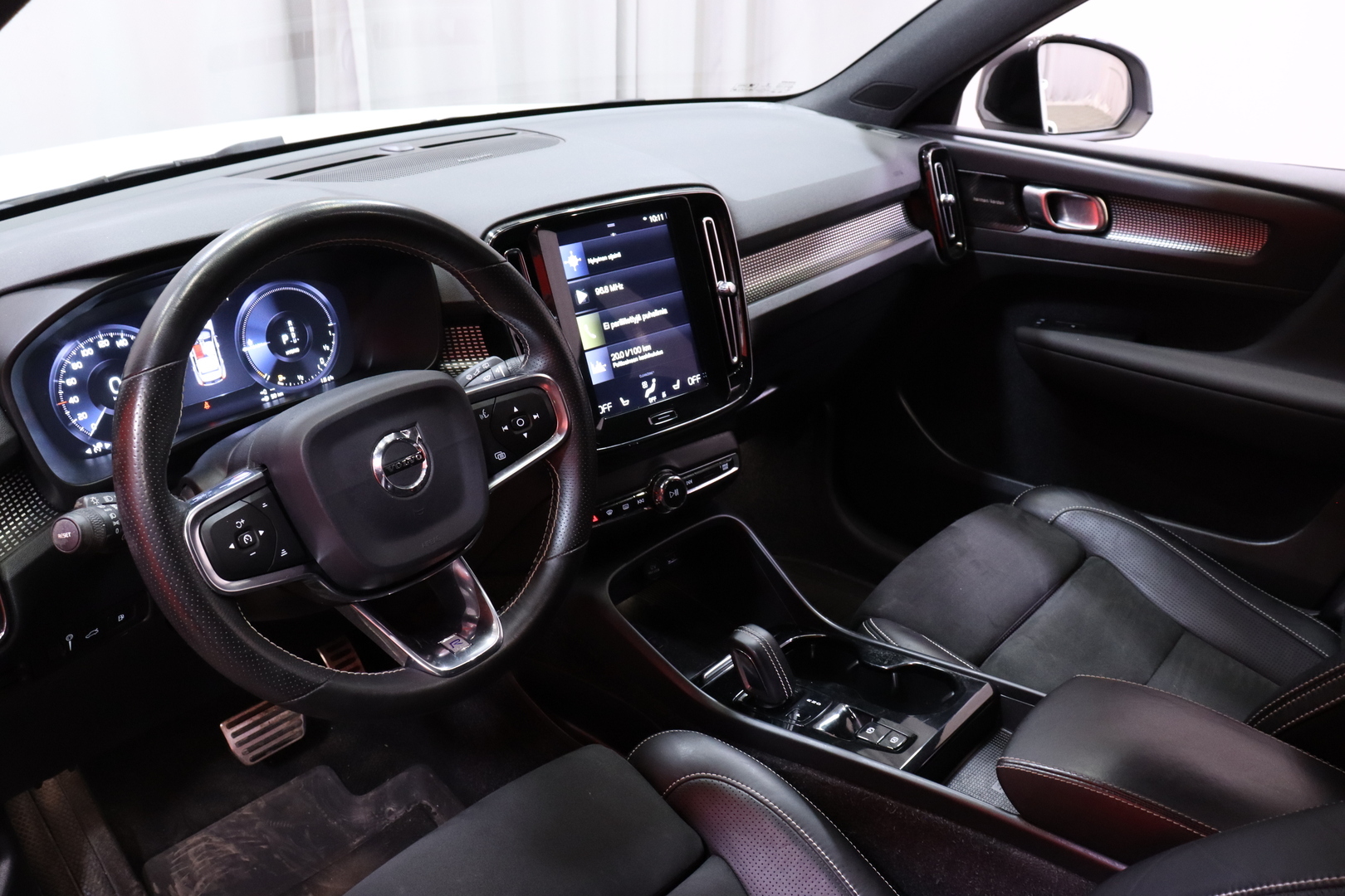 Volvo - XC40 - T5 Twin Engine R-Design Business aur // 1-om. Suomi-auto / Webasto / Pilot assist / VOC / H&K / Blis / 360° / LED // - Maastoauto